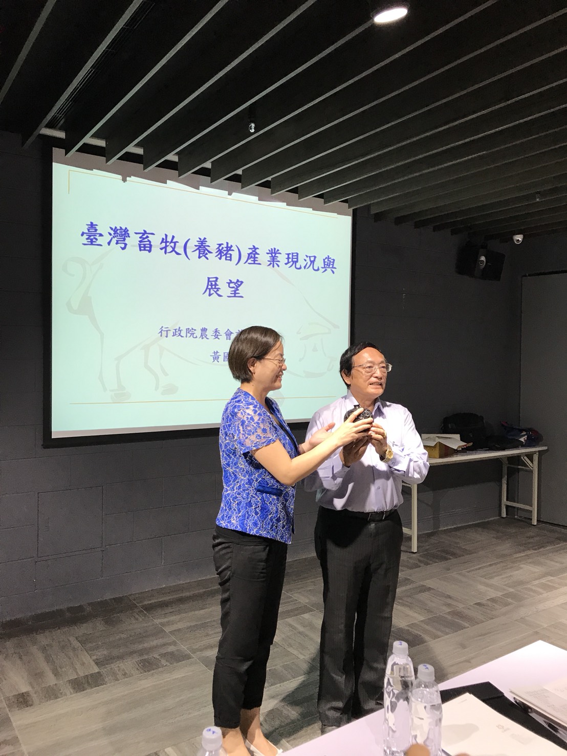 黃國青理事長代表協會贈予山東畜牧協會紀念品
